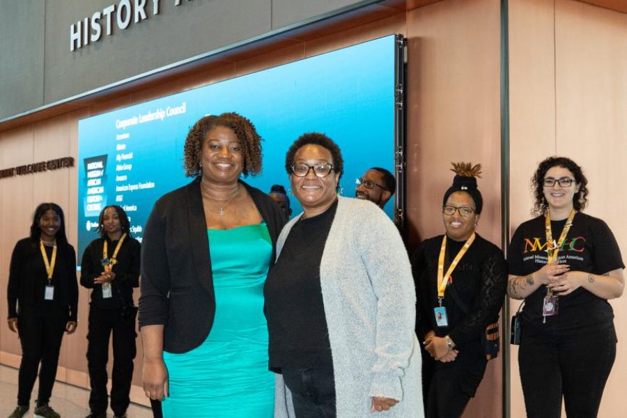 Vicedirektør for the National Museum of Afro American History and Culture, Michelle Commander (tv) siger velkommen til gæst nummer 10 millioner, Marcie Williams. Foto: Robert Stewart/NMAAHC