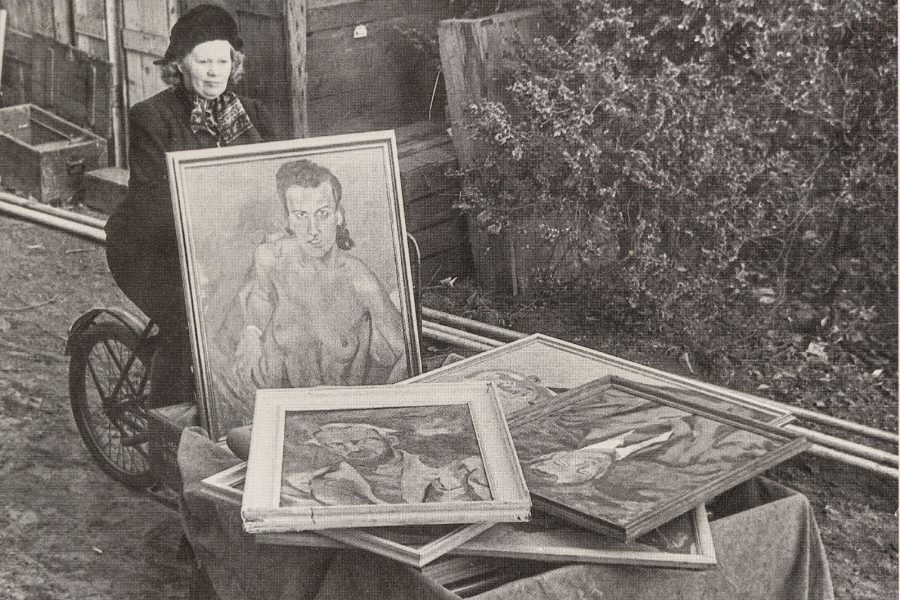 Kirsten Kjær henter sine refuserede værker på Kunstnernes Efterarsudstilling i 1943. Ukendt fotograf. Nyfoto: Ole Akhøj