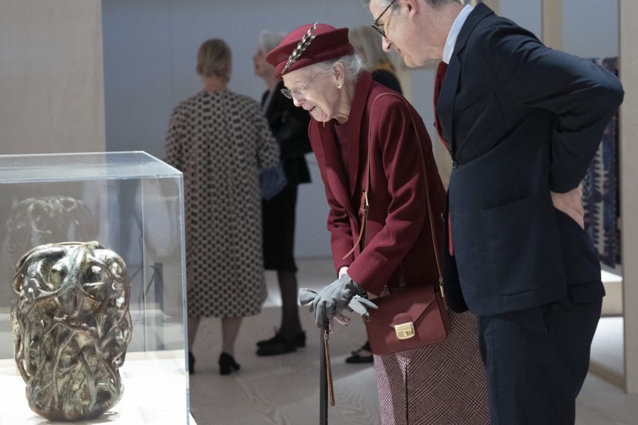 Dronningen og den internationalt anerkendte forfatter og kunstner Edmund de Waal så på keramik ved indvielsen af de nye lokaler på CLAY. Foto: Claus Fisker/CLAY