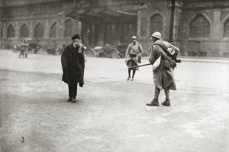 Fransk soldat møder civilbefolkningen under besættelsen af Ruhr. Der ser ud til at være en vis fjendtlighed. Foto: Essen Stadtsarkiv.